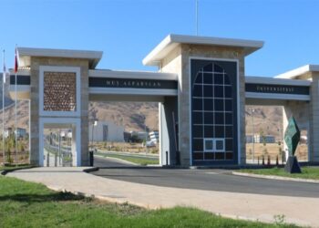 Kürt Dili hocasına, okul kütüphanesindeki Kürtçe şiir kitaplarını okutmaktan soruşturma