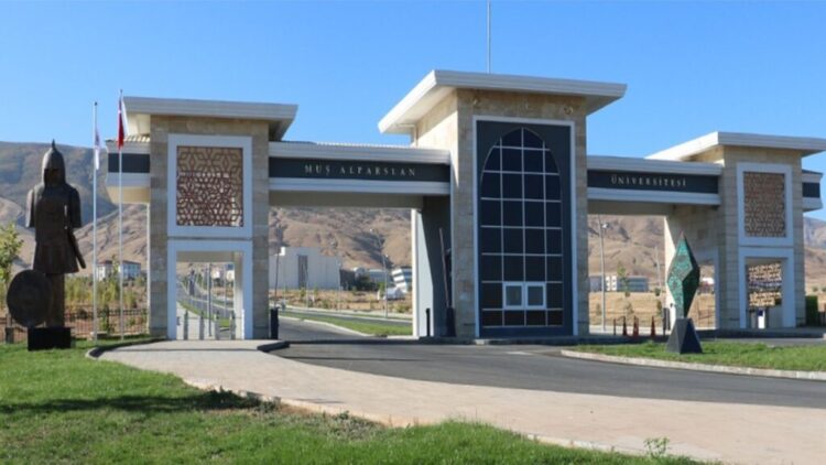 Kürt Dili hocasına, okul kütüphanesindeki Kürtçe şiir kitaplarını okutmaktan soruşturma