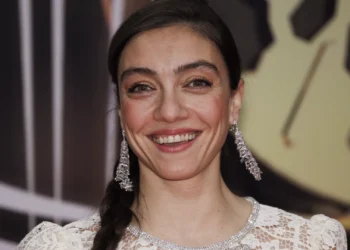 Oyuncu Merve Dizdar Fransa’da şövalye ilan edildi