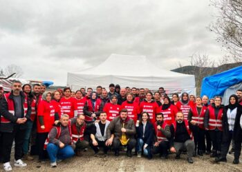 Eylemleri 6 aydır süren Polonez işçileri, işveren ile uzlaştı: “Erik dalı”yla kutlama yapıldı