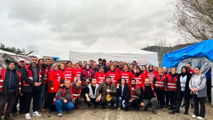 Eylemleri 6 aydır süren Polonez işçileri, işveren ile uzlaştı: “Erik dalı”yla kutlama yapıldı