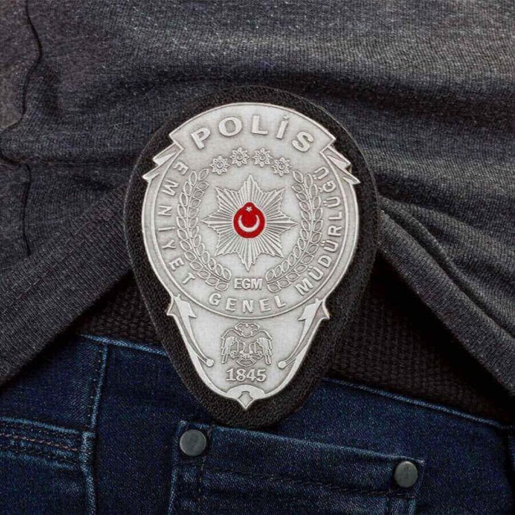 Kimlikteki yazım hatası sahte polisi yakalattı