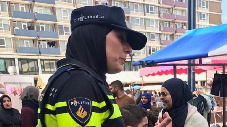 Hollanda’da Müslüman polisler Kur’an-ı Kerim üzerine yemin edecek