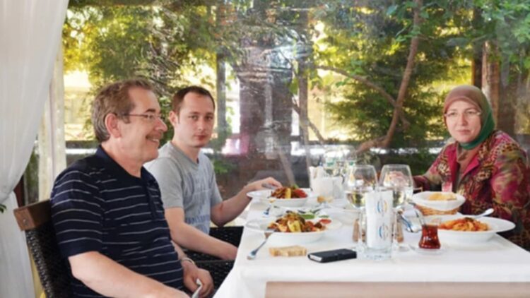 Abdüllatif Şener’in küçük oğlu Erdoğan’a hakaretten tutuklandı