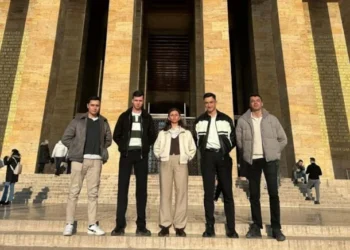 TSK’dan ihraç edilen teğmenler Anıtkabir’e gitti