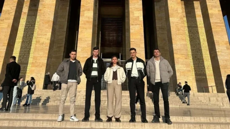 TSK’dan ihraç edilen teğmenler Anıtkabir’e gitti