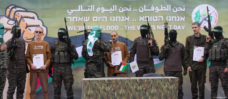 Hamas üç rehineyi daha serbest bıraktı