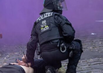 Almanya’da gazeteciye şiddet uygulayan polise para cezası