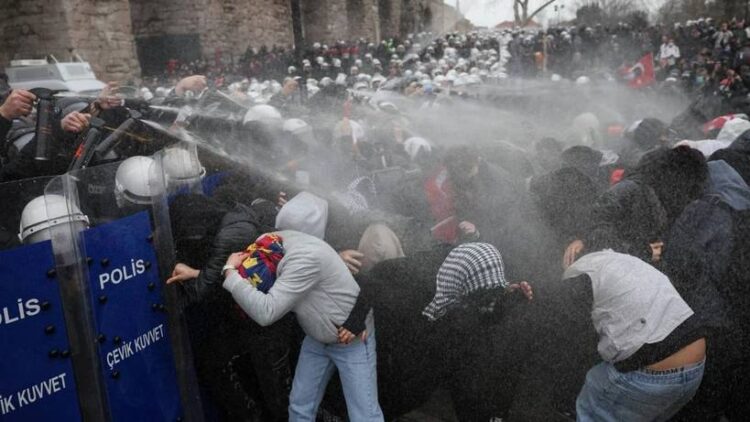 Anne – Baba Dayanışma Ağı: Çocuklarımız anayasa ve yasalarla güvence altına alınmış haklarını kullandılar, bazıları ilaçlarına dahi erişemiyor