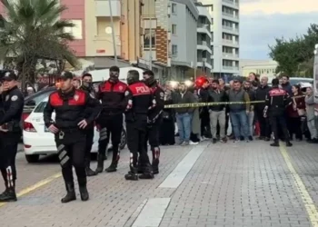 Eşini ve 3 çocuğunu öldürüp intihar etti