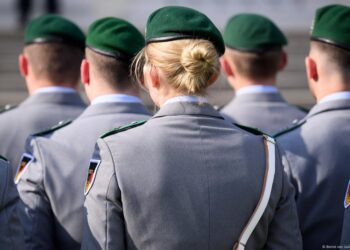 Hangi ülkeler kadınları silah altına alıyor?