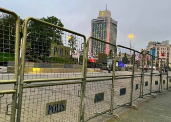 Diyarbakır’da 8 Mart’ta kadın cinayeti; AVM’de otururken silahla vuruldu