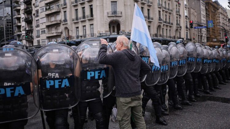 Arjantin’de emekliler, maaşlarının iyileştirmesi talebiyle sokağa çıktı
