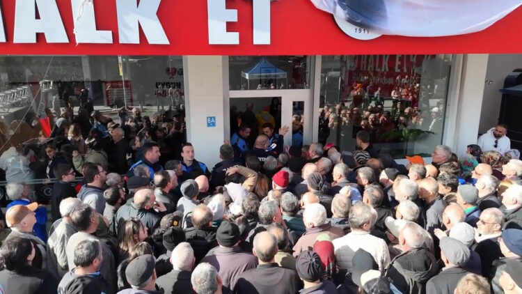 Çerkezköy’de ucuz et ve kıyma izdihamı