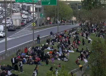 Toplanma alanlarına AVM yapıldı: Deprem sonrası halk yol kenarlarına, parklara sığındı