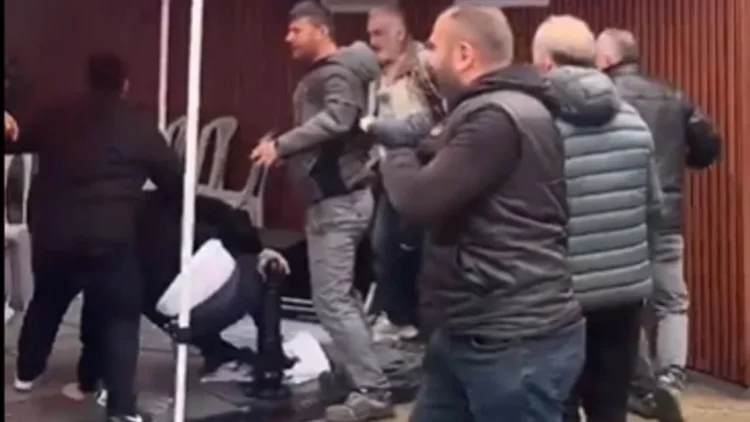 Trabzon’da CHP’nin standına bıçaklı saldırı: 1 kişi yaralandı