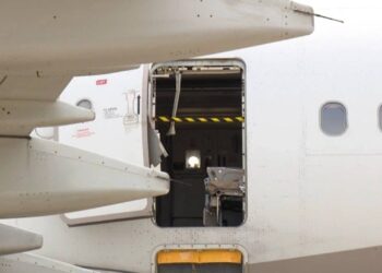 Havada korkunç anlar: Uçuş esnasında uçağın acil çıkış kapısını açmaya çalışan yolcu gözaltına alındı