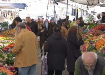 Yurttaşlardan zam ve enflasyon tepkisi: Herhalde bu insanlar ölsün de azalsın diye bunları yapıyorlar, karanlıkta, TV ışığında oturuyorum