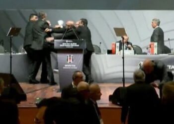 Eski Beşiktaş Başkanı Hasan Arat’a kürsüde yumruklu saldırı