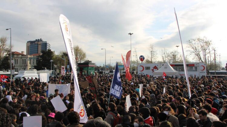 ‘Diplomasız Erdoğan’ sloganı atan 5 genç gözaltına alındı