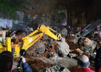 Samsun’da akaryakıt istasyonuna kaya düştü