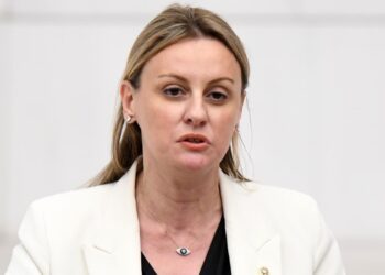 İzmir Milletvekili Seda Kâya Ösen, DEVA Partisi’nden istifa etti