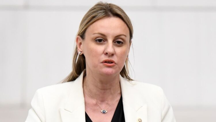 İzmir Milletvekili Seda Kâya Ösen, DEVA Partisi’nden istifa etti