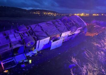 Sivas’ta yolcu otobüsü devrildi: 2 ölü, 25 yaralı