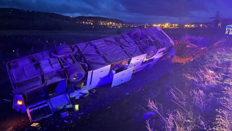 Sivas’ta yolcu otobüsü devrildi: 2 ölü, 25 yaralı