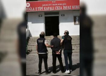 KHK’lı hakim kızının bürosunda ters kelepçe yapılarak tutuklandı