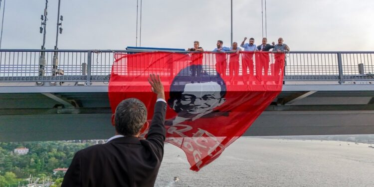 Özgür Özel’den pankart soruşturmasına ‘jet’ yanıt: Beklesin daha nerelere asacağız