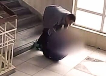 O anlar kamerada: AKP yöneticisi, oğluyla tartışan ortaokul öğrencisini okulun içinde dövdü