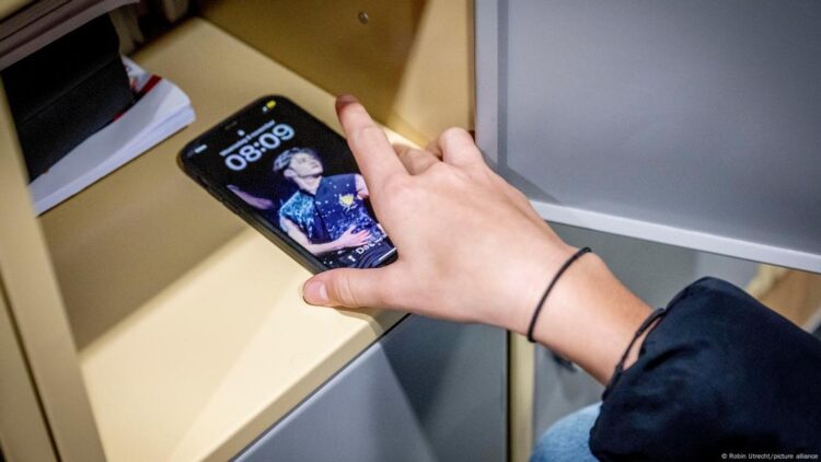 Almanya’daki okullarda akıllı telefon yasağı mı geliyor?