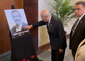 Anmaya katıldı, fotoğrafını okşadı