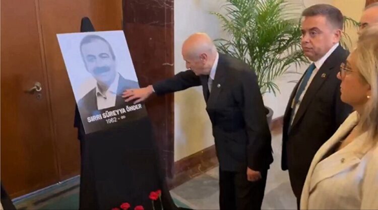 Anmaya katıldı, fotoğrafını okşadı