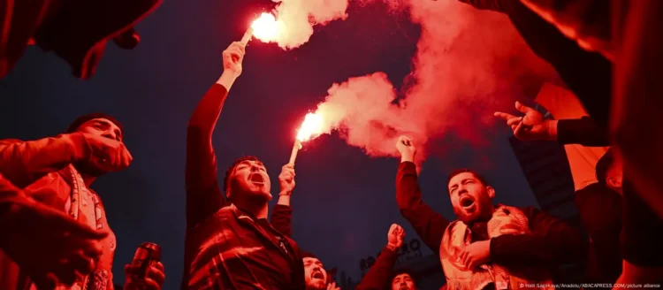 Berlin’deki Galatasaray kutlamasında 33 polis yaralandı