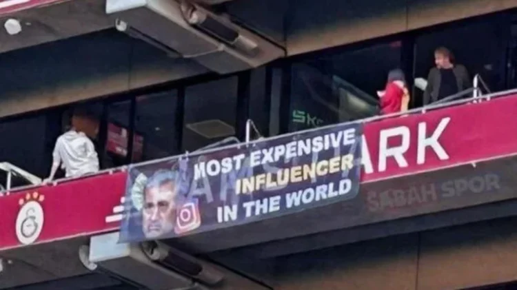 Galatasaray’dan Mourinho’ya göndermeli pankart