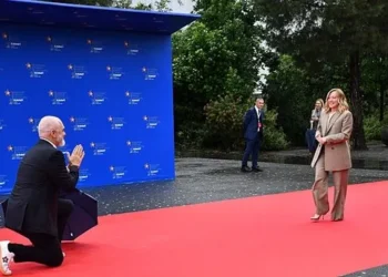 Meloni’ye sıradışı karşılama