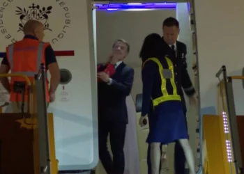 Eşi Macron’un yüzüne vurdu