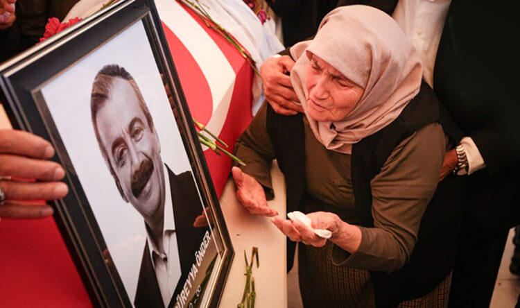 Sırrı Süreyya Önder sonsuzluk yolculuğuna uğurlandı: Annesi tabutu başında ağıtlar yaktı