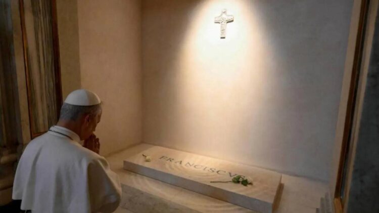 Yeni Papa 14. Leo Vatikan’da halkla bir araya geldi, Papa Francis’in mezarı başında dua etti