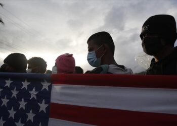 Trump, 500 bin göçmenin iznini iptal edebilir