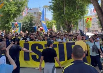 Fenerbahçelilerden ‘istifa’ yürüyüşü