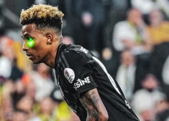 Fenerbahçe-Beşiktaş derbisinde lazer tutan taraftar spordan men edildi
