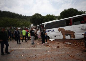 Çanakkale’de trafik kazası: 8 ölü