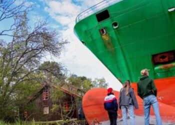 Norveç’te bir yük gemisi bir evin bahçesinde karaya oturdu