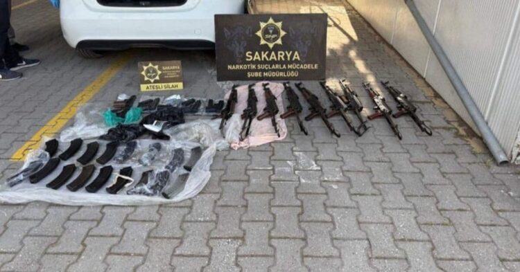 Polis memurunun aracından cephanelik çıktı