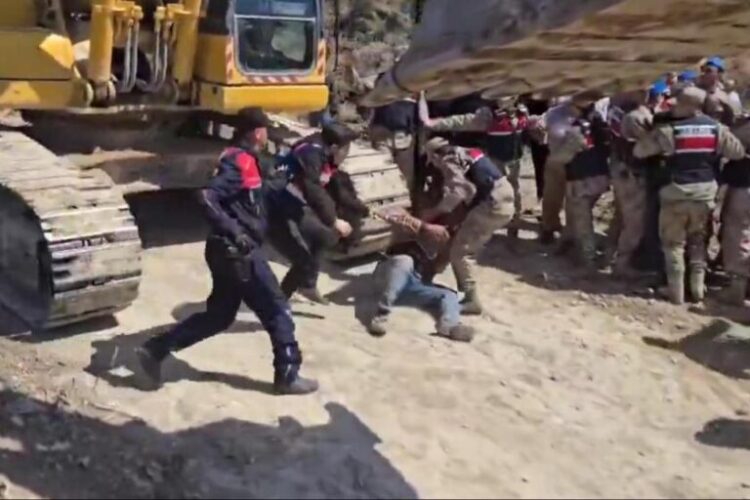 Hatay’da zeytinliklerin gasbı ve direniş sürüyor: Köylülere ters kelepçe 