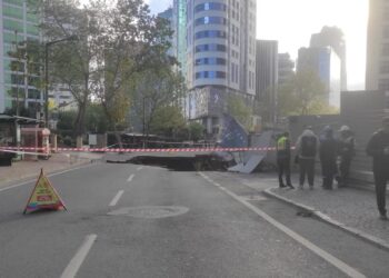 Sarıyer’de yol çöktü