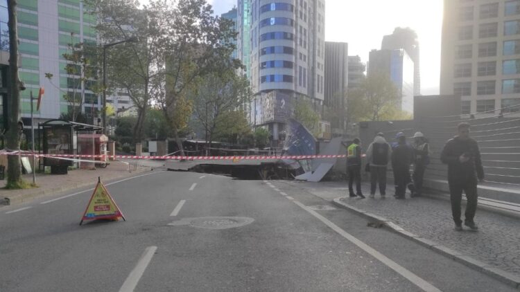 Sarıyer’de yol çöktü